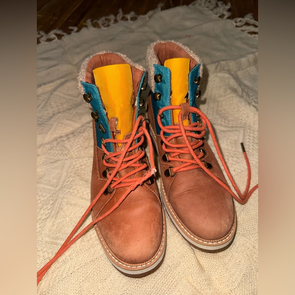 TOMS Leather Mesa Boots / Ortholite & Waterproof Size 7.5 Women’s